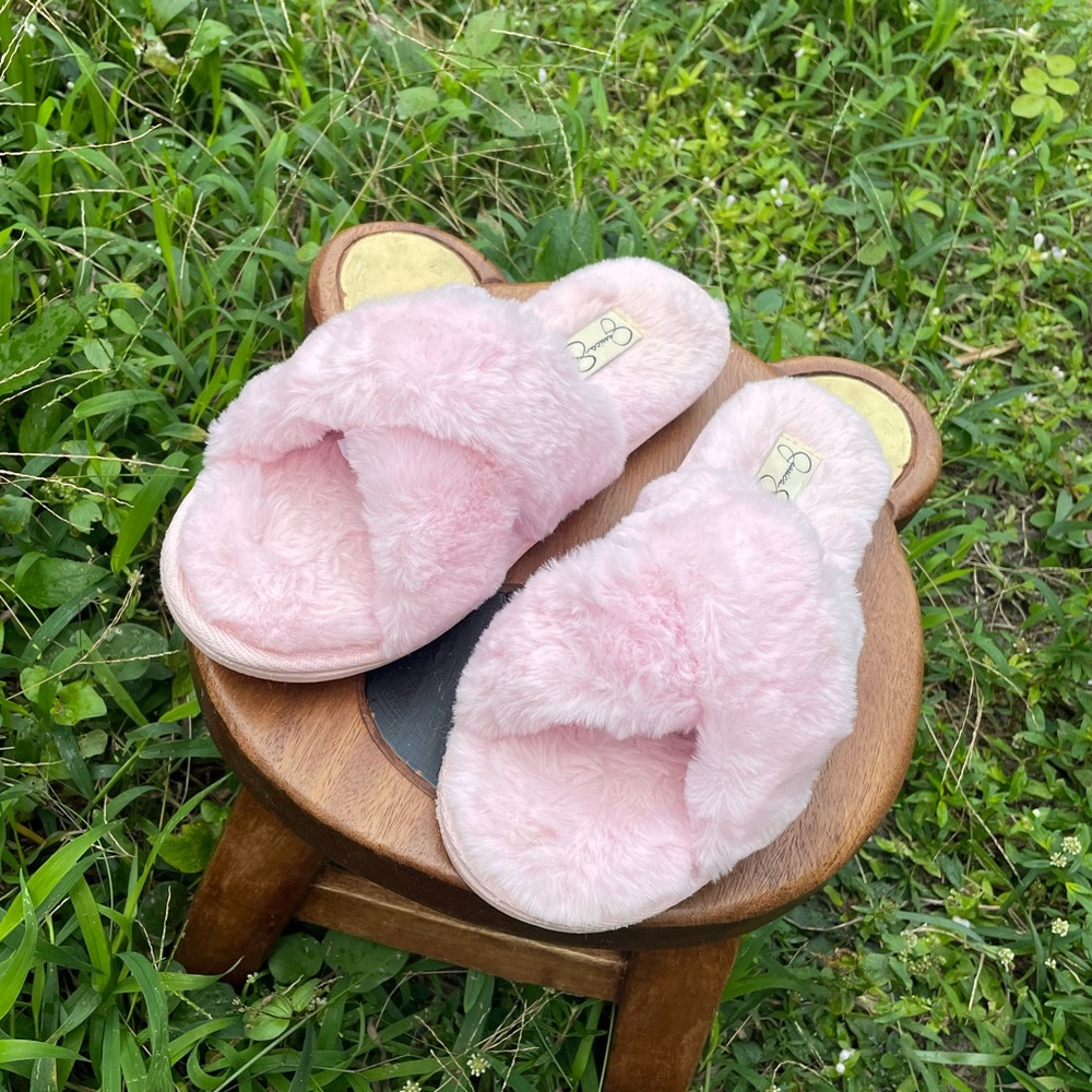 EUC Jessica Simpson pink fuzzy slippers size 7/8